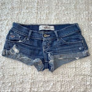 Hollister distressed denim shorts 🎀